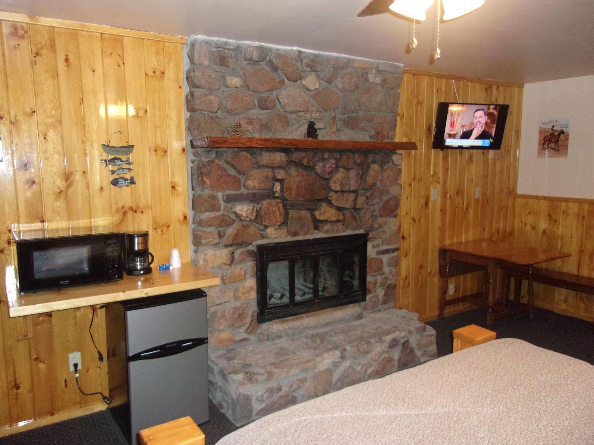 Embers Lodge & Cabins Биг Беър Лейк Екстериор снимка
