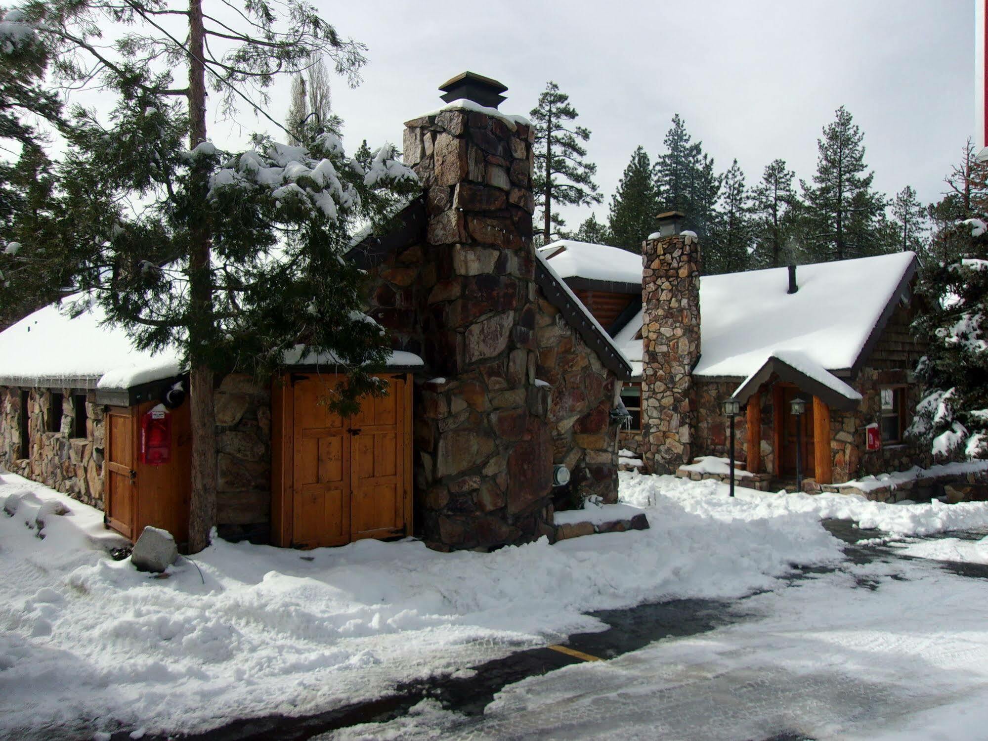 Embers Lodge & Cabins Биг Беър Лейк Екстериор снимка